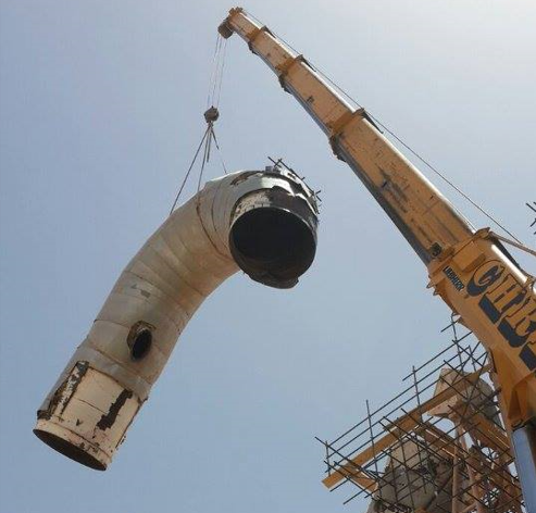 رفع وتركيب المعدات الصناعية في موقع بناء ميدكوم أسوان للأسمنت